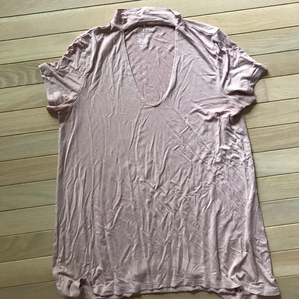 pink t shirt